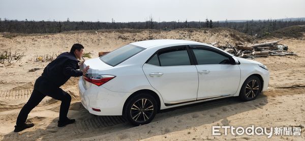 ▲想去後寮天堂路,遊客車卡沙灘,警出動怪手救援。(圖/記者陳洋翻攝,下同)