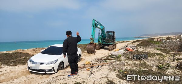 ▲想去後寮天堂路,遊客車卡沙灘,警出動怪手救援。(圖/記者陳洋翻攝,下同)