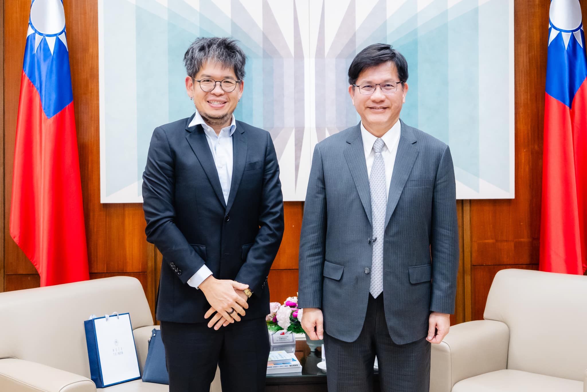 ▲▼YouTube創辦人陳士駿、外交部長林佳龍會面。(圖/翻攝林佳龍臉書)