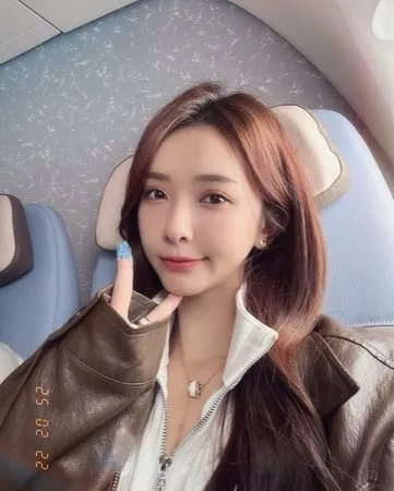 ▲禾羽曬出一組飛機上的美照。(圖/翻攝自Instagram/kimi_0531)