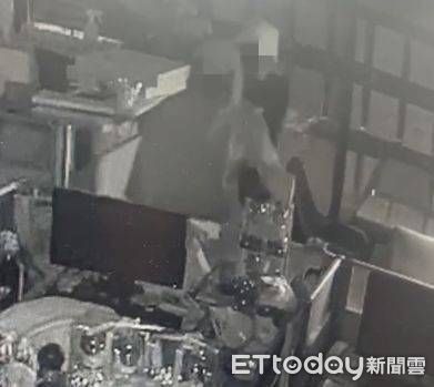 ▲基隆不動產店被盜195萬 警逮2賊疑內神通外鬼。(圖/記者郭世賢翻攝)