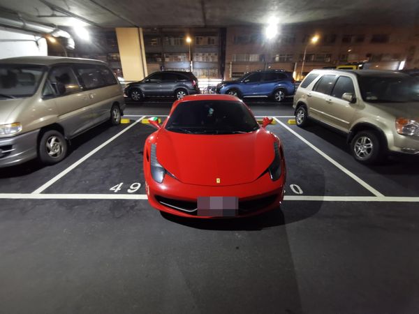 ▲▼法拉利超跑「這樣停」 網友:這是在保護其他人。(圖/翻攝自爆廢公社)