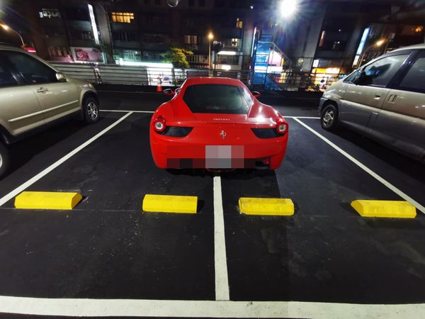 ▲▼法拉利超跑「這樣停」 網友:這是在保護其他人。(圖/翻攝自爆廢公社)