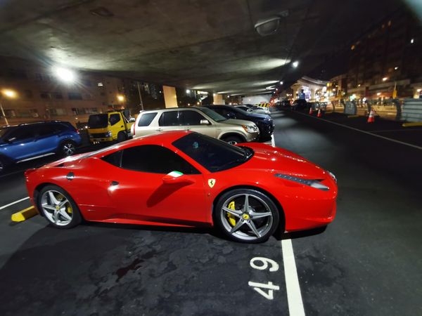 ▲▼法拉利超跑「這樣停」 網友:這是在保護其他人。(圖/翻攝自爆廢公社)