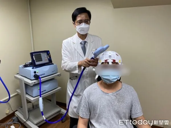 ▲南投醫院復健科主任周建文進行「重複經顱磁刺激治療」情形,非文中病人。(圖/衛福部南投醫院提供)