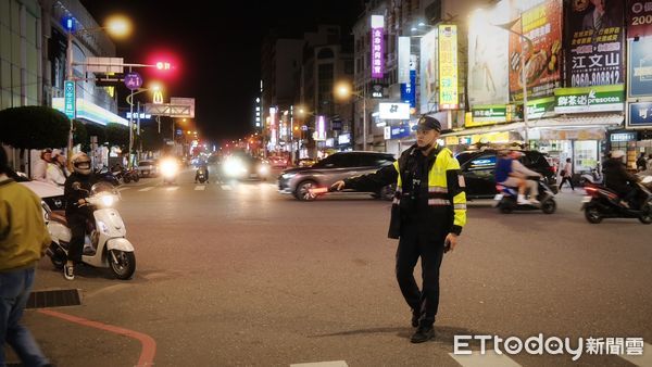 ▲▼花蓮警方於市區12處重要道路路口及火車站週邊加派警力疏導交通。(圖/花蓮警分局提供,下同)
