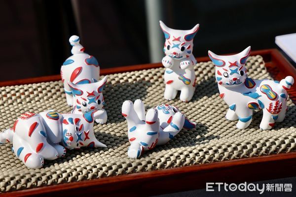 ▲「巷仔Niau公仔盲盒」及「巷仔Niau公仔禮盒」28日起於安平古堡等12景點開賣。(圖/記者林東良翻攝,下同)