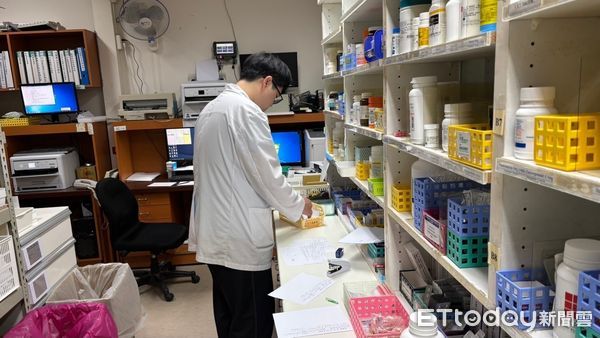 ▲▼藥師強調流感抗病毒藥劑應由醫師處方,民眾不要自行購買或使用未經醫生處方的流藥劑,避免產生健康的風險。(圖玉里醫院提供,下同)