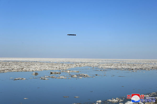 ▲▼ 金正恩監督巡航導彈試射。(圖/路透)
