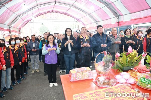 ▲鹿谷永隆開山廟慶祝開山聖王聖誕暨重建142週年 許縣長獻香祈福。(圖/南投縣政府提供)
