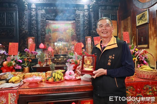 ▲鹿谷永隆開山廟慶祝開山聖王聖誕暨重建142週年 許縣長獻香祈福。(圖/南投縣政府提供)