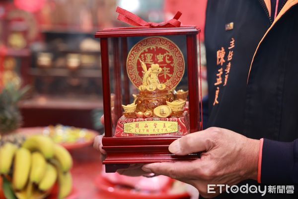 ▲鹿谷永隆開山廟慶祝開山聖王聖誕暨重建142週年 許縣長獻香祈福。(圖/南投縣政府提供)