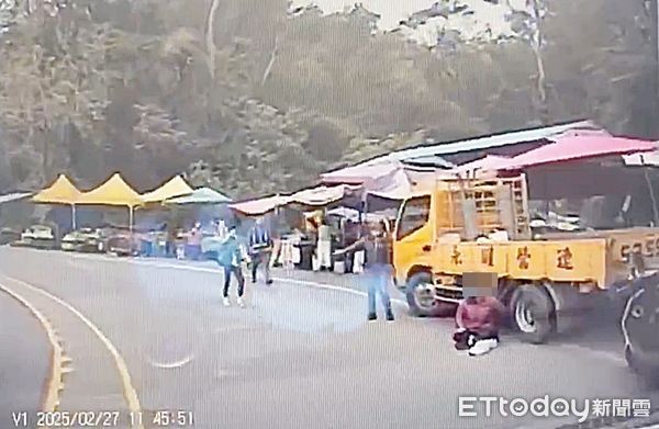 ▲桃園市王姓女子昨天中午騎車行經台七線大溪段往復興區角板山公園彎道處,突然失控滑倒遭對象工程車輾過,所幸僅左腳受傷。(圖/記者沈繼昌翻攝)