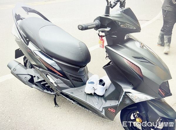 ▲桃園市王姓女子昨天中午騎車行經台七線大溪段往復興區角板山公園彎道處失控滑倒意外,圖為王女機車受損狀況。(圖/記者沈繼昌翻攝)