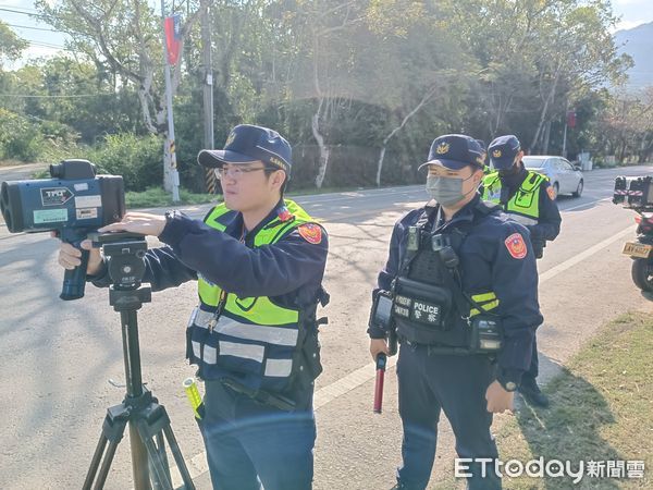 ▲▼玉里分局加派員警在重要路段執行交通疏導,採不定時定點守望,加強違規取締。(圖/玉里警分局提供,下同)