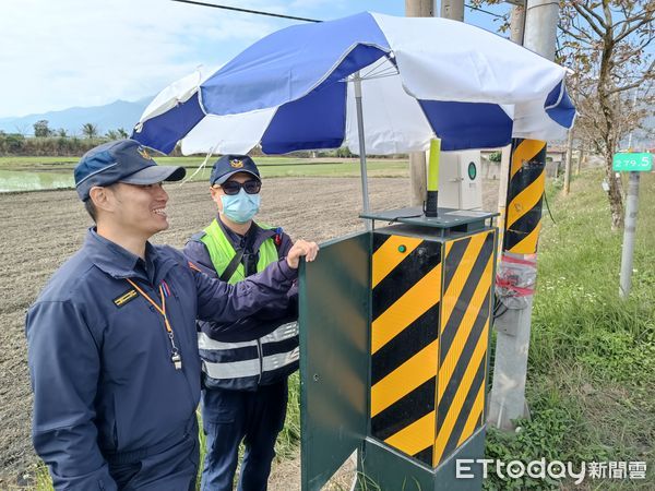 ▲▼玉里分局加派員警在重要路段執行交通疏導,採不定時定點守望,加強違規取締。(圖/玉里警分局提供,下同)