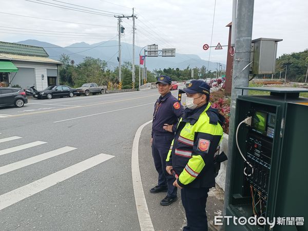 ▲▼玉里分局加派員警在重要路段執行交通疏導,採不定時定點守望,加強違規取締。(圖/玉里警分局提供,下同)