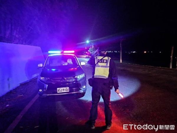 ▲▼玉里分局加派員警在重要路段執行交通疏導,採不定時定點守望,加強違規取締。(圖/玉里警分局提供,下同)