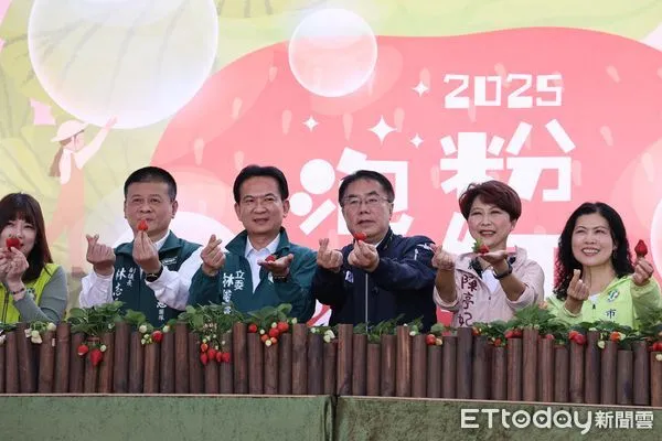 ▲台南市善化區公所28日於善化啤酒觀光工廠辦理「粉紅泡泡季」2025年草莓季產業活動,市長黃偉哲驚喜現身與大小朋友開心互動。(圖/記者林東良翻攝,下同)