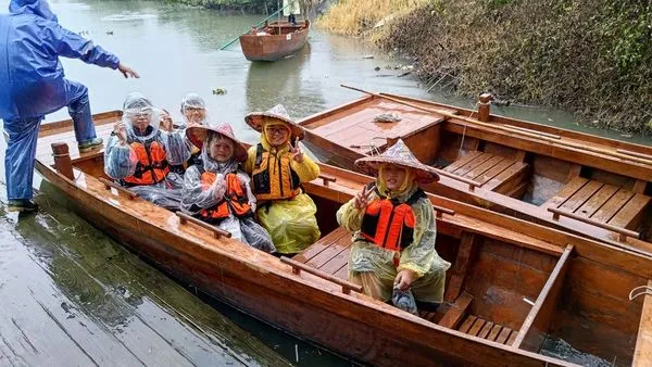 圖一:參加文化體驗營的宜蘭冬山國小學童,乘坐鴨母船拜訪噶瑪蘭族流流社。(圖/世新大學提供)