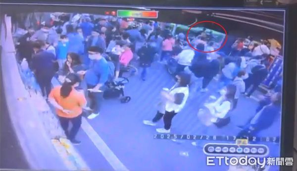 ▲吳男騎車輾傷陳男的腳,雙方爆發衝突大打出手。(圖/記者陸運陞翻攝)