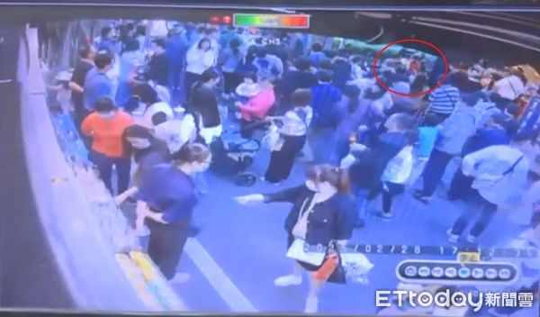 ▲吳男騎車輾傷陳男的腳,雙方爆發衝突大打出手。(圖/記者陸運陞翻攝)