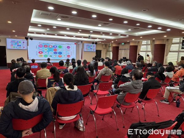 ▲▼花蓮縣政府舉辦「數位支付導入說明會」,協助店家導入LINE Pay電子支付、支付寶跨境支付。(圖/花蓮縣政府提供,下同)