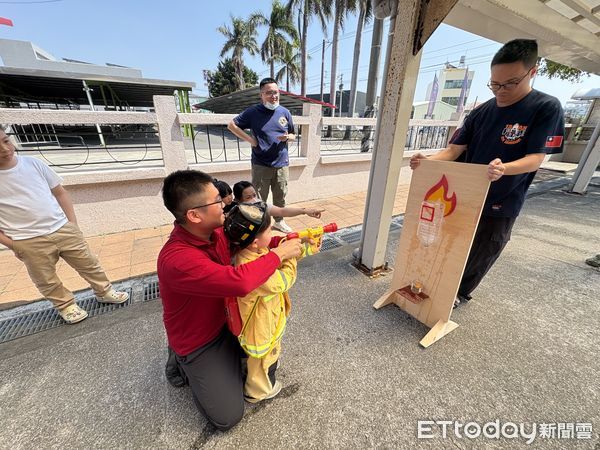 ▲台南市安定區公所攜手與消防局第四大隊安定分隊,推動防災防火意識活動。(圖/記者林東良翻攝,下同)