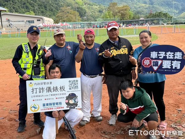 ▲台東延平警所長場邊「舉牌」宣講交安防詐新招。(圖/記者楊漢聲翻攝)