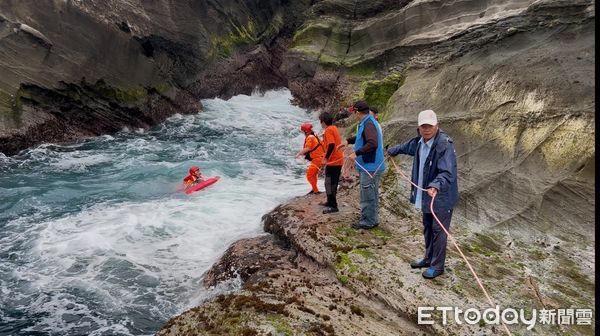 ▲▼ 花蓮石梯坪遊憩區礁岩區,今(1)日驚傳有釣客落海 。(圖/記者王兆麟翻攝)