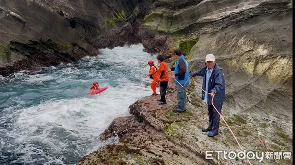 ▲▼ 花蓮石梯坪遊憩區礁岩區,今(1)日驚傳有釣客落海 。(圖/記者王兆麟翻攝)