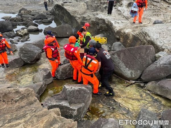 ▲▼ 花蓮石梯坪遊憩區礁岩區,今(1)日驚傳有釣客落海 。(圖/記者王兆麟翻攝)