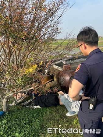 ▲陳姓老翁被發現在鄰居後院花園,因體力不支倒臥在地。(圖/記者游瓊華翻攝)