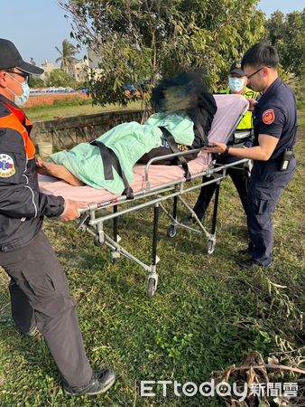 ▲陳姓老翁被發現在鄰居後院花園,因體力不支倒臥在地。(圖/記者游瓊華翻攝)