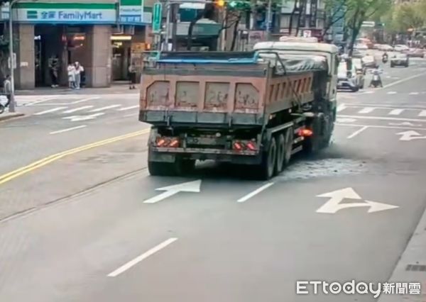 ▲▼曳引車急煞「凍未條」,廢土灑滿地,4機車5人遭殃。(圖/記者邱中岳翻攝)