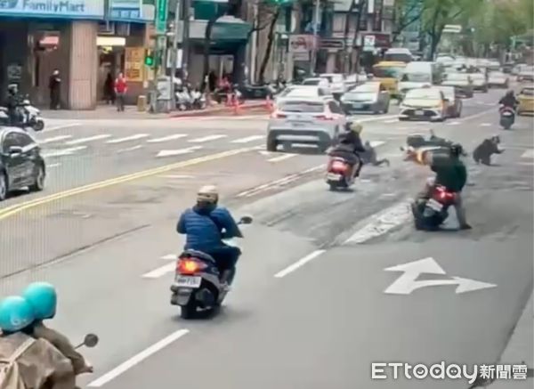 ▲▼曳引車急煞「凍未條」,廢土灑滿地,4機車5人遭殃。(圖/記者邱中岳翻攝)