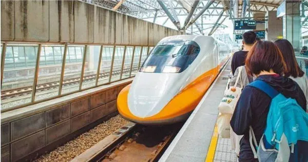 今年228和平紀念日有3天連假,台北車站從27日晚間就被人潮塞爆,高鐵已啟動分流管制,讓購買「對號座乘客得優先上車」。(示意圖/報系資料照)