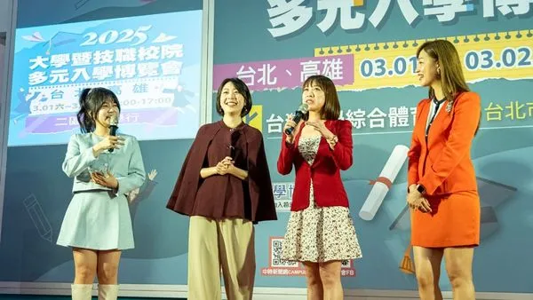 圖一:非凡新聞主播賴家瑩(左起)、華視新聞主播羅意瑾、TVBS新聞主播詹舒涵以及台視新聞主播鄔凱雯,代表母校世新大學與現場考生、家長分享學習經歷。(圖/世新大學提供)