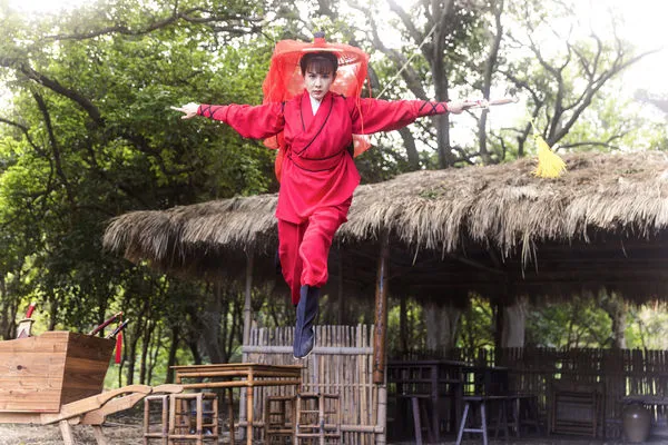 ▲《火車來去》安心亞拍攝數次被鋼絲吊著飛,下戲後大喊吃不消。(圖/公視台語台、華視提供)