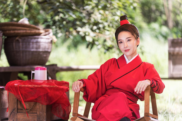 ▲《火車來去》安心亞拍攝數次被鋼絲吊著飛,下戲後大喊吃不消。(圖/公視台語台、華視提供)