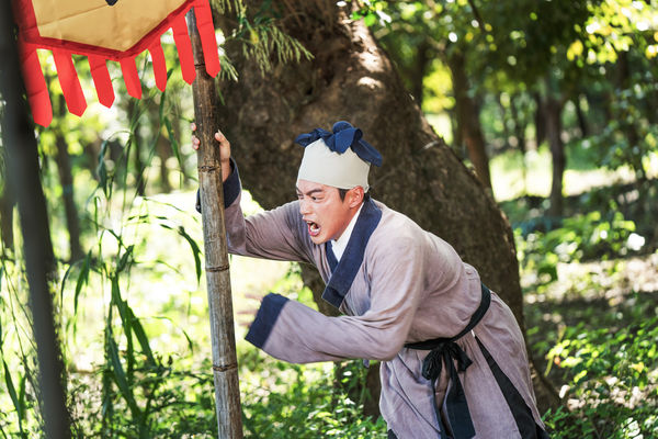 ▲《火車來去》安心亞拍攝數次被鋼絲吊著飛,下戲後大喊吃不消。(圖/公視台語台、華視提供)