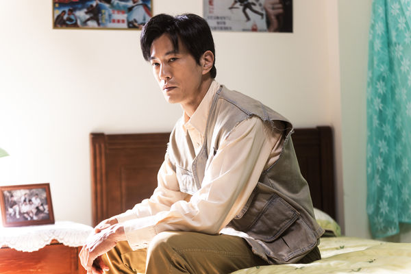 ▲《火車來去》安心亞拍攝數次被鋼絲吊著飛,下戲後大喊吃不消。(圖/公視台語台、華視提供)