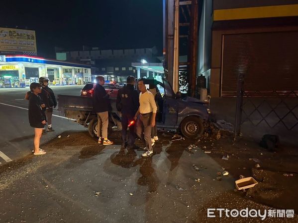 ▲屏東市自小貨車自撞護欄 。(圖/記者陳崑福翻攝)