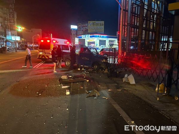 ▲屏東市自小貨車自撞護欄 。(圖/記者陳崑福翻攝)