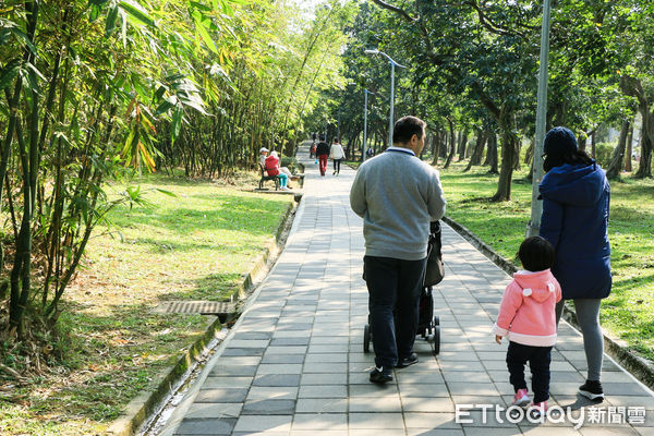 ▲▼散步,春天,公園,親子,好天氣。(圖/記者周宸亘攝)