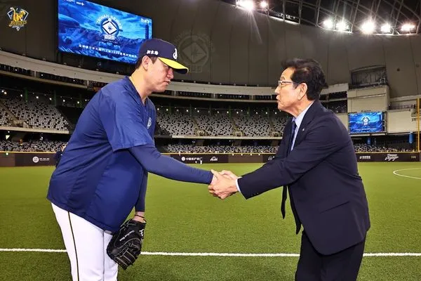 ▲栗山英樹與王建民。(圖/中信兄弟提供)