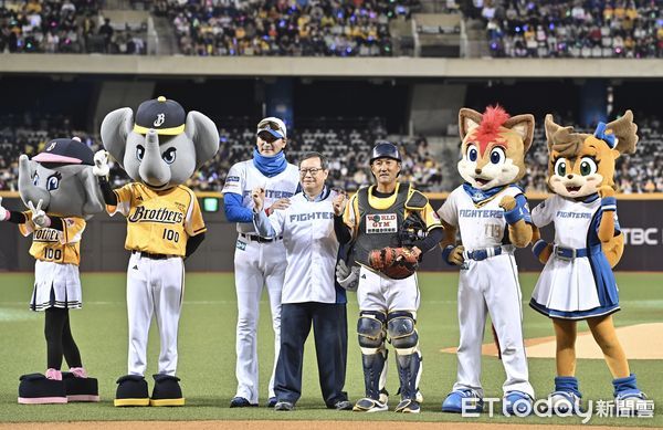 ▲▼ 日職北海道日本火腿鬥士隊2025台灣交流賽,火腿隊監督新庄剛志開球。(圖/記者李毓康攝)