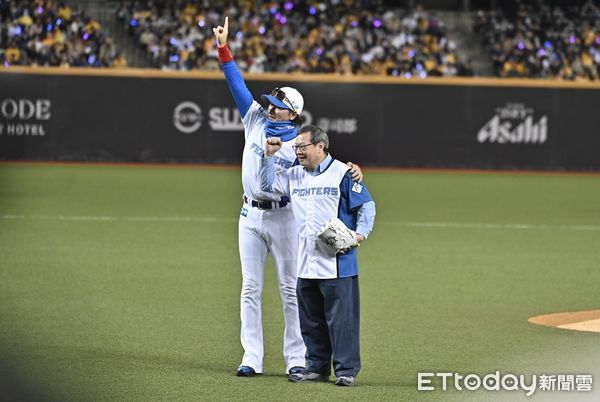 ▲▼ 日職北海道日本火腿鬥士隊2025台灣交流賽,火腿隊監督新庄剛志開球。(圖/記者李毓康攝)