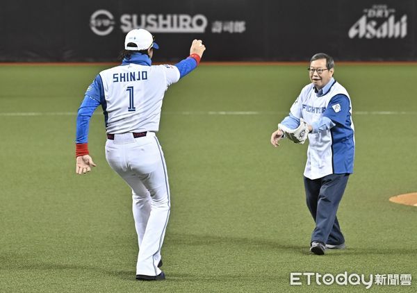 ▲▼ 日職北海道日本火腿鬥士隊2025台灣交流賽,火腿隊監督新庄剛志開球。(圖/記者李毓康攝)