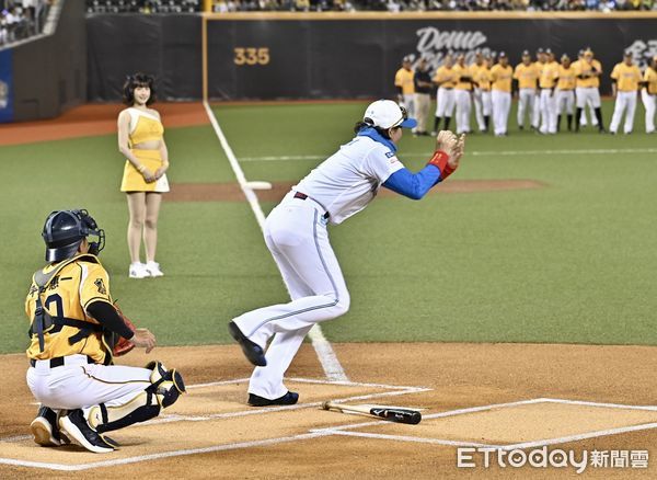 ▲▼ 日職北海道日本火腿鬥士隊2025台灣交流賽,火腿隊監督新庄剛志開球。(圖/記者李毓康攝)